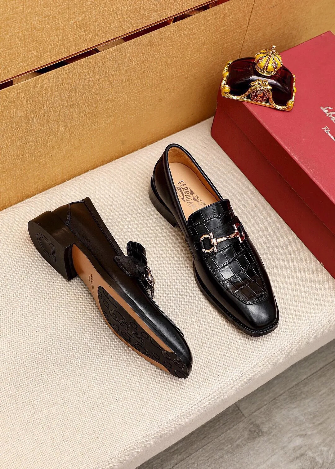 Men's shoes 💰460 💐 Product trademark: Ferragamo "Ferragamo" casual leather shoes Regular size: 38-44 (45.46.47🉑️Customized) Product materials: Selected imported first-layer calfskin embossed upper + luxury hardware buckle, imported water-dyed cow leather lining. Strong three-dimensional visual effect, original outsole color: 2 colors available